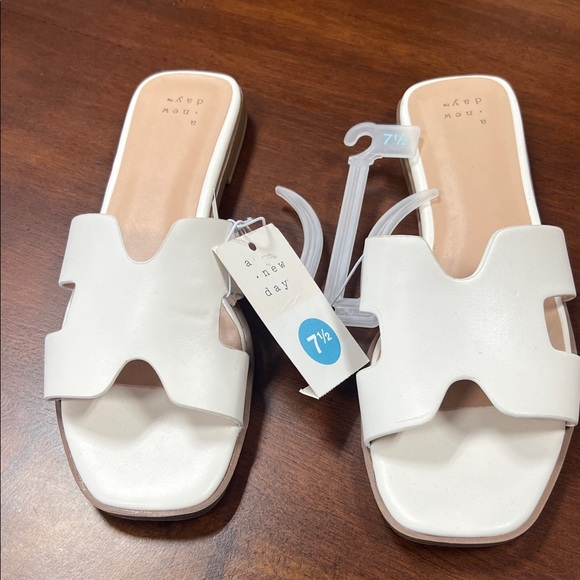 A New Day White Sandals with Textured Footbed - Picture 2 of 3